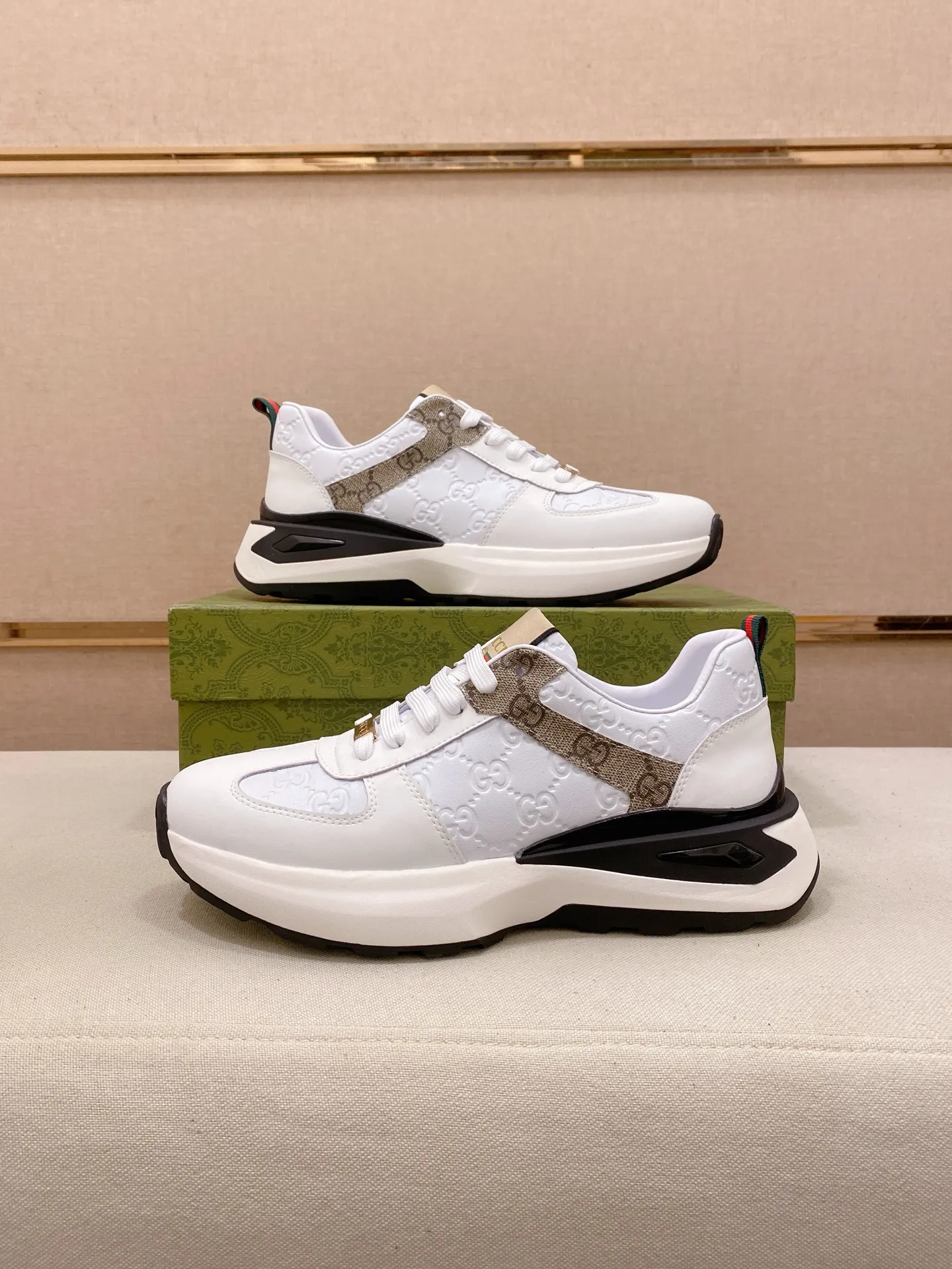 Factory price 442 men's shoes 💰New GUCCI (Gucci) counters are on the market at the same time, new men's shoes, 😘fabrics are selected imported cowhide, lining: sheepskin lining. 👍🏿 High-end ☄️ air-cushion molded anti-slip rubber outsole, exquisite lines, simple and elegant, comfortable and high-end for leisure travel. Code number: 38 to 44 (45 can be customized and cannot be returned or exchanged)